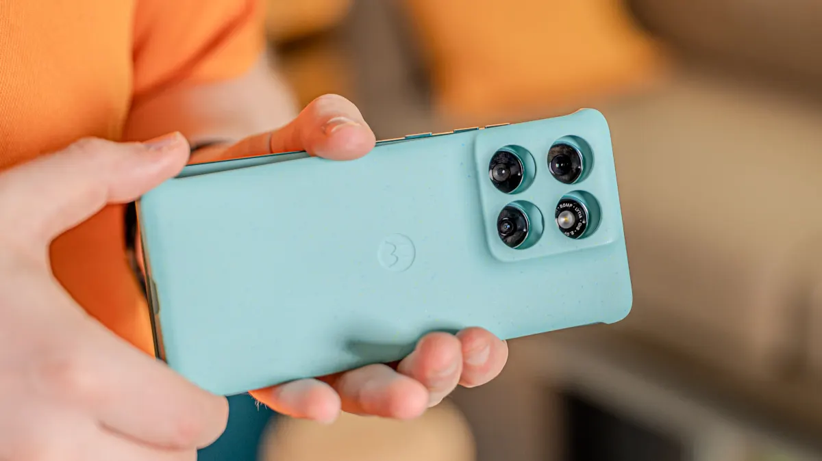 Michael setzt die Schutzhülle auf das Motorola Edge 60 Fusion.