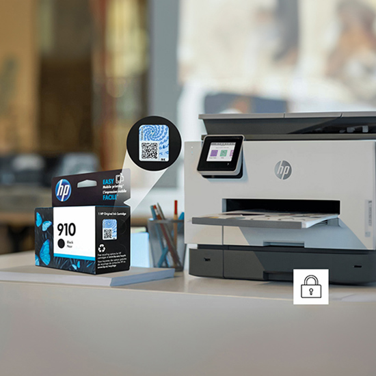 Auf einem Tisch stehen eine HP 910 Tintenpatrone, ein Stifthalter und ein HP Drucker. Ein Aufkleber und ein Schlosssymbol sind sichtbar.