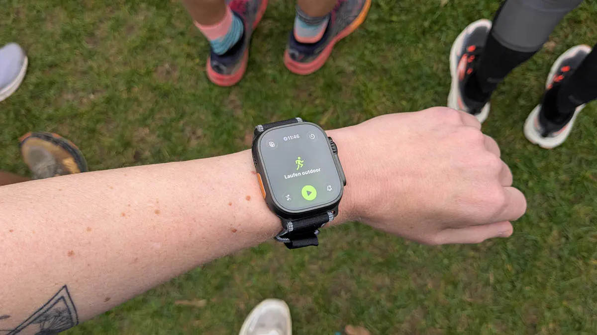 Franzi startet ein „Laufen outdoor“-Training auf der Apple Watch Ultra 3.