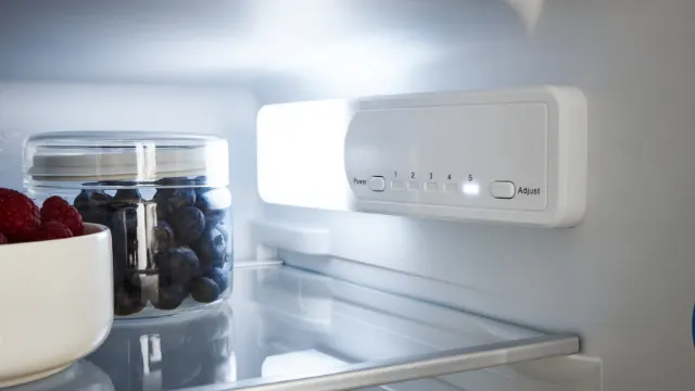 LED-Innenbeleuchtung und elektronische Steuerung im KBK 8811 E DOD Einbaukühlschrank, Glasboden mit Lebensmitteln.