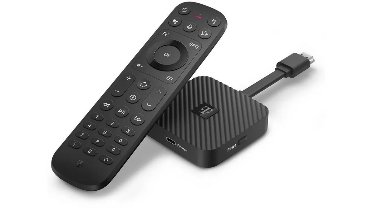 Der Telekom MagentaTV Stick (2. Generation), davor die dazugehörige Fernbedienung.