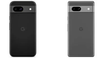 Zwei Google Pixel 7a Smartphones, eines schwarz, eines grau, beide mit Kameraleiste und Google-Logo.