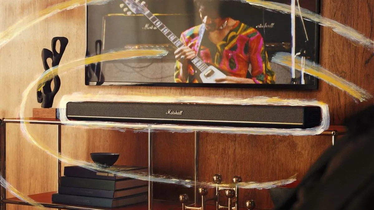 Die Soundbar Marshall Heston 120 steht auf einem Sideboard unter einem an der Wand hängenden Fernseher.