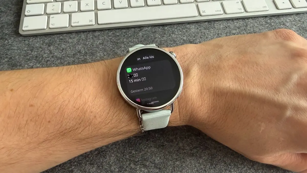 Alt-Text: Niklas erhält auf der Xiaomi Watch S4 eine WhatsApp-Benachrichtigung.