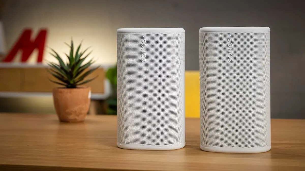 Zwei Sonos Play stehen nebeneinander auf einem Holztisch.