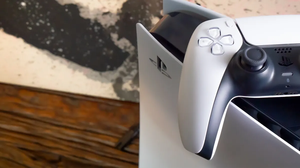 Ein PS5 Controller liegt auf einer PS5.