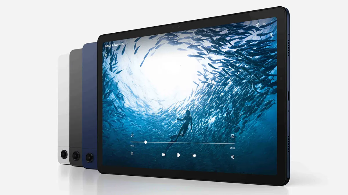 Ein Tablet mit einem blauen Bildschirm, der eine Unterwasseraufnahme mit Fischen und einer Person zeigt. Mehrere Tablets stehen dahinter.