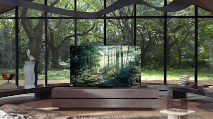 Ein Samsung Neo QLED-TV steht in einem Wohnzimmer.