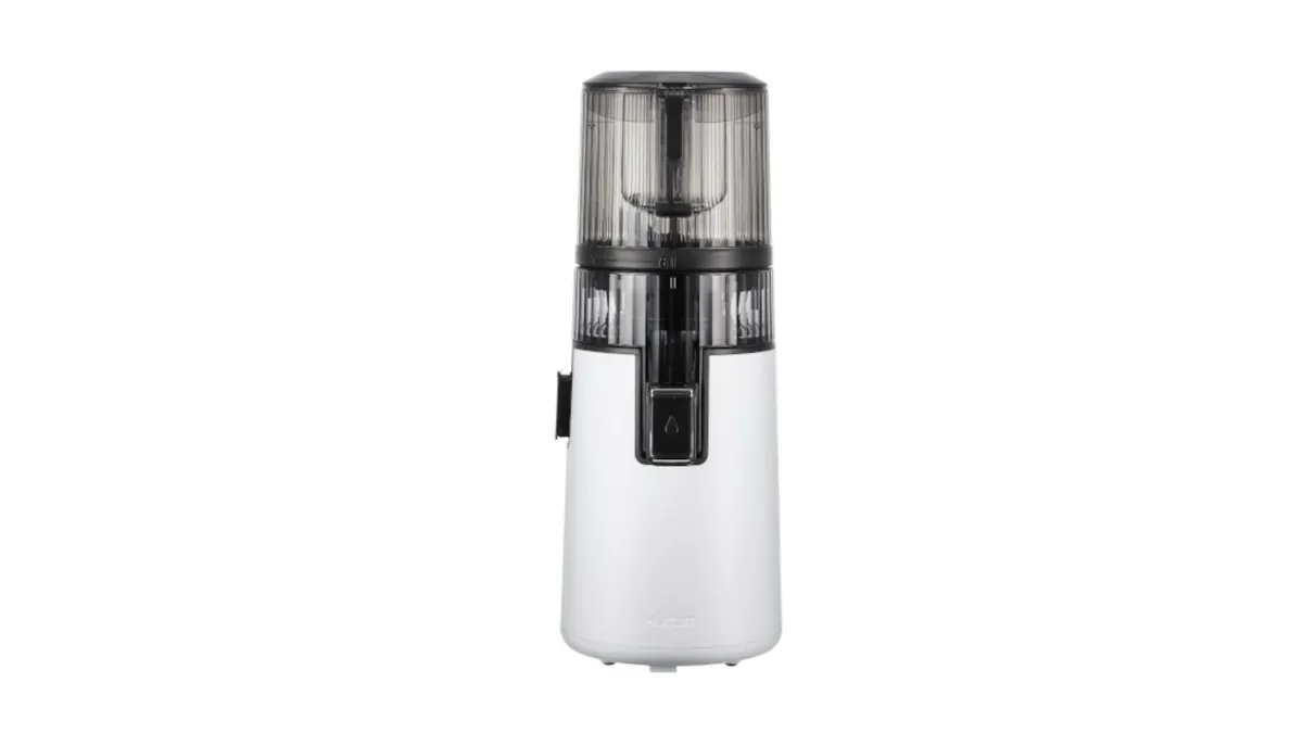 Der Slow Juicer Hurom H70ST vor einem weißen Hintergrund.