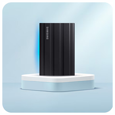 Czarny dysk Samsung na białym postumencie. Tło jest jasnoniebieskie. Na dysku pionowo napisane "Samsung".