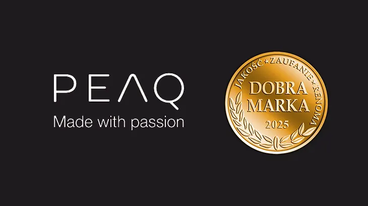 Białe logo PEAQ na ciemnym tle. Pod logo napis „Made with passion” również w kolorze białym.