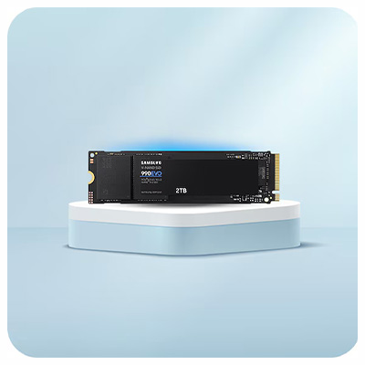 Czarny dysk SSD Samsung 990 EVO 2TB na białej podstawce na niebieskim tle.