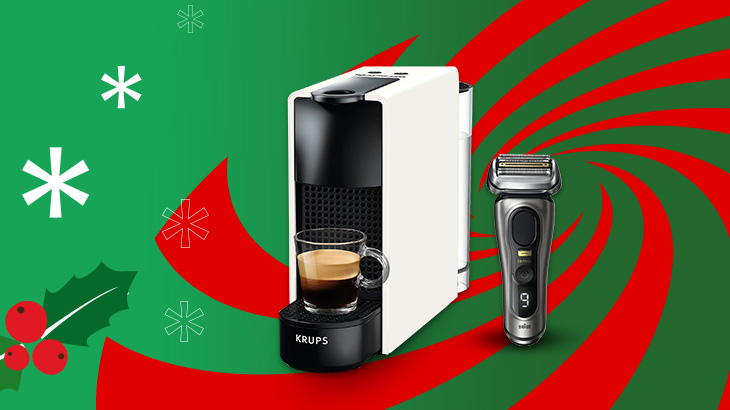 Ekspres do kawy, filiżanka espresso i golarka elektryczna na zielono-czerwonym tle z motywami świątecznymi.