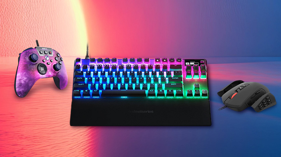 Na stole leżą: fioletowy kontroler, czarna klawiatura z tęczowym podświetleniem i szara mysz komputerowa.