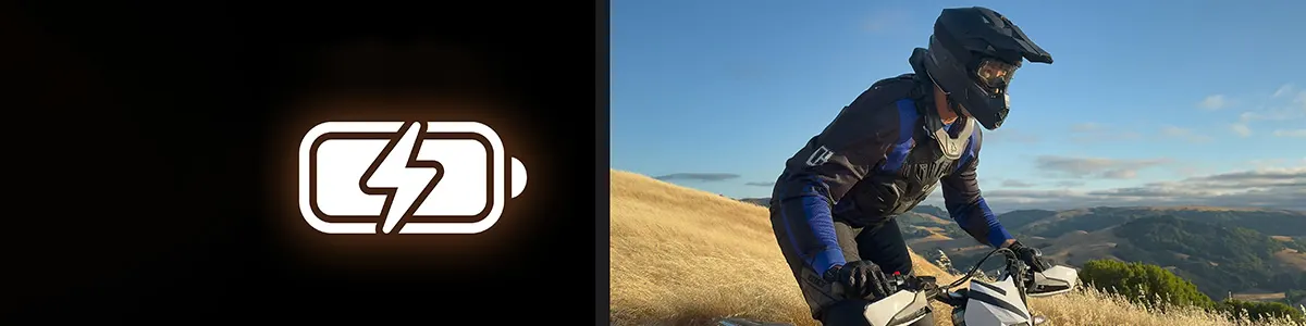 Zdjęcie przedstawia ikonkę ładowanej baterii w iPhone i człowieka jadącego w kasku na motorze