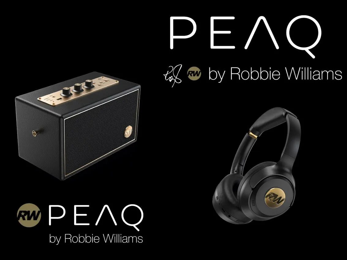Na czarnym tle widoczny jest czarny głośnik z złotymi detalami i czarne słuchawki. Widoczne są także napisy "PEAQ" i "by Robbie Williams".