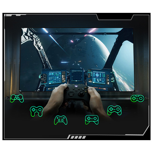 Osoba trzymająca kontroler, a na ekranie symulator lotu statkiem kosmicznym. Dookoła kontrolera ikonki różnych game-padów.