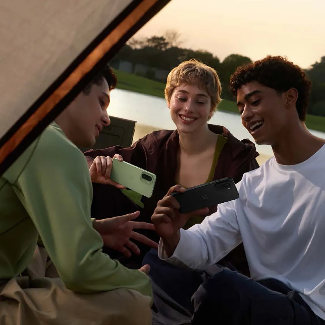 3 osoby oglądające coś na ekranach swoich smartfonów 