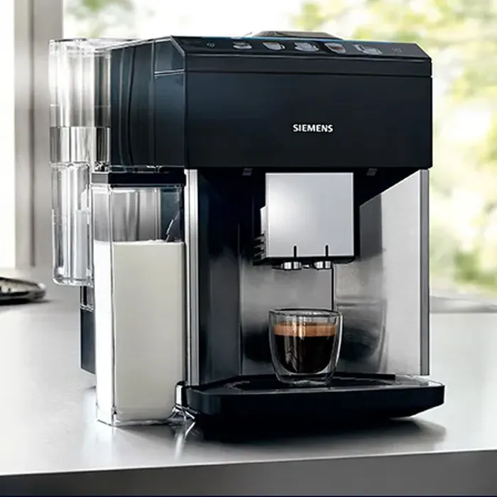 Ekspres EQ500 stojący na blacie w kuchnii