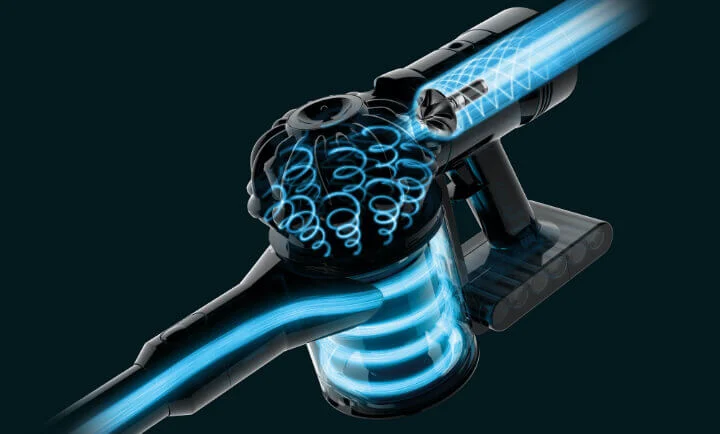 Czarny odkurzacz ręczny z przezroczystymi elementami i niebieskimi liniami symbolizującymi przepływ powietrza na ciemnym tle.