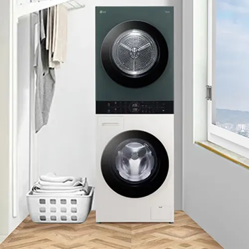 LG WashTower stojące obok kosza z praniem