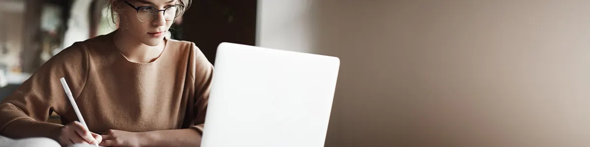 Studentka korzystająca z laptopa na studia.