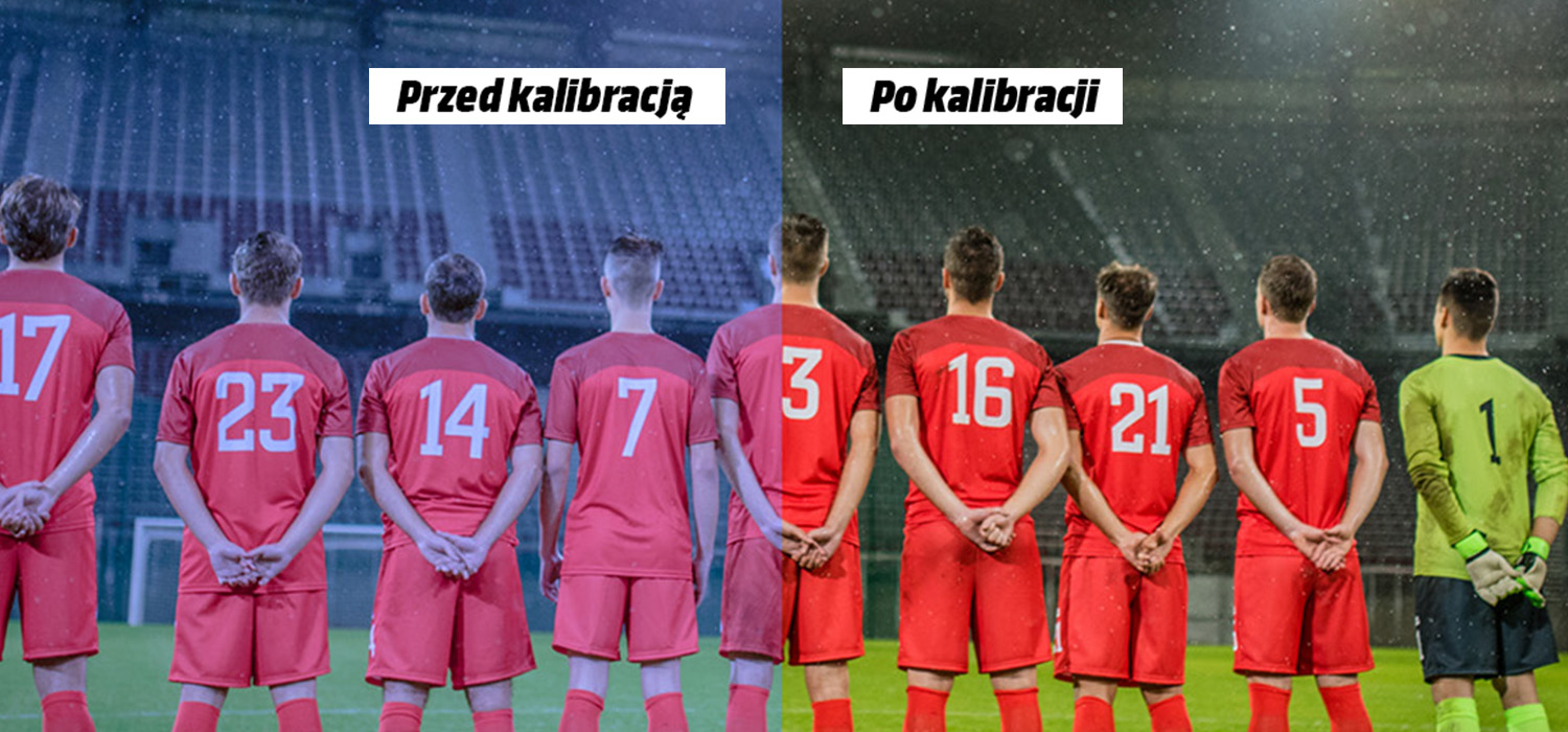 Piłkarze stoją tyłem, w czerwonych koszulkach z numerami: 17, 23, 14, 7, 3, 16, 21, 5. Bramkarz w zielonej koszulce z numerem 1.