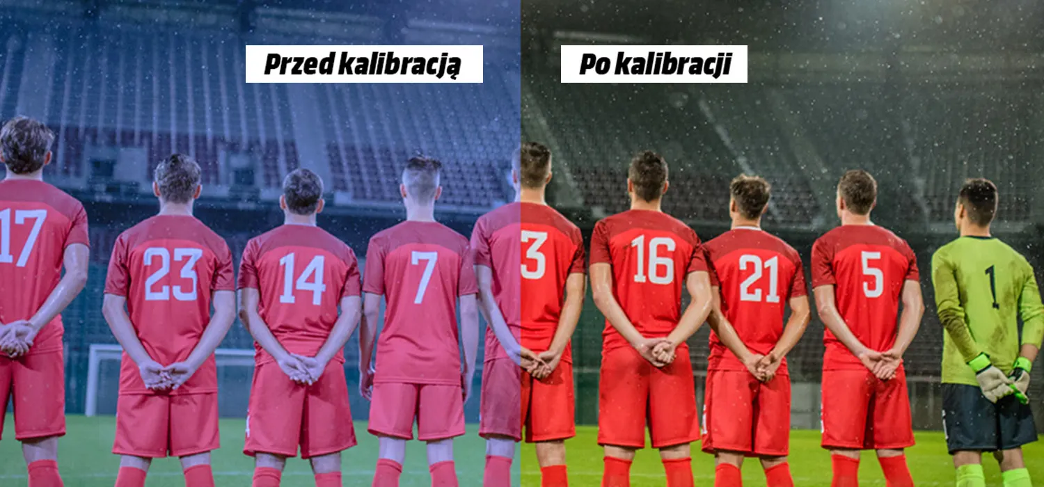 Piłkarze stoją tyłem, w czerwonych koszulkach z numerami: 17, 23, 14, 7, 3, 16, 21, 5. Bramkarz w zielonej koszulce z numerem 1.