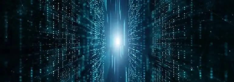 Grafika przedstawia abstrakcyjny, cyfrowy tunel z niebieskich świateł na ciemnym tle, z jasnym punktem w oddali.