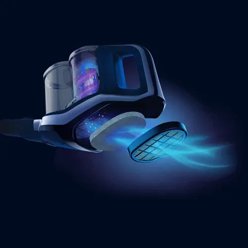 Na ciemnym tle widoczny jest odkurzacz z przezroczystym pojemnikiem i filtrem, otoczony niebieskimi promieniami.