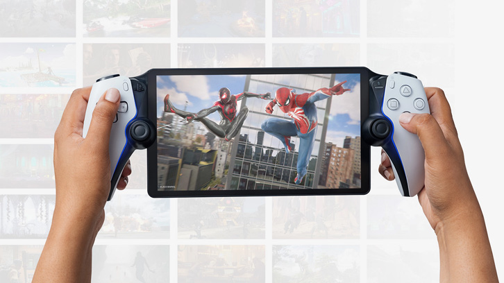 Dłonie trzymają urządzenie z ekranem pokazującym Spider-Mana na tle miasta. Po bokach białe kontrolery z niebieskimi akcentami.