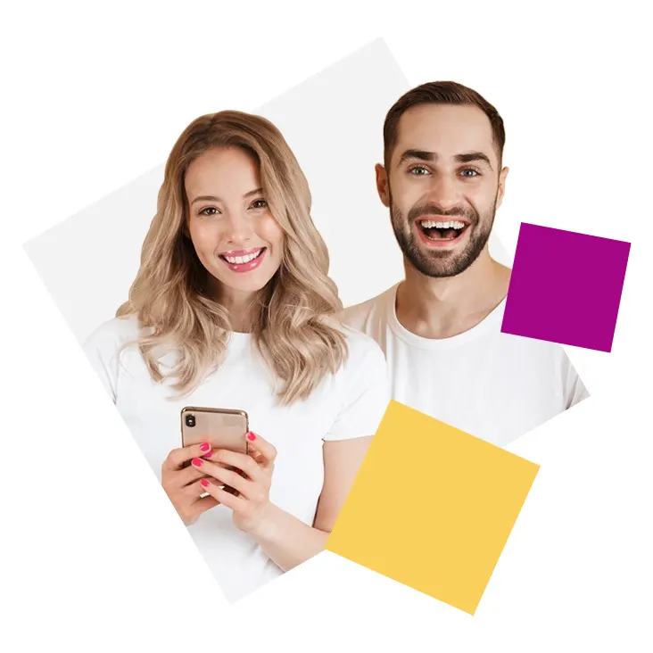 Uśmiechnięta kobieta trzyma smartfon, obok mężczyzna. W tle biały kształt i fioletowy oraz żółty kwadrat. Oboje w białych koszulkach.