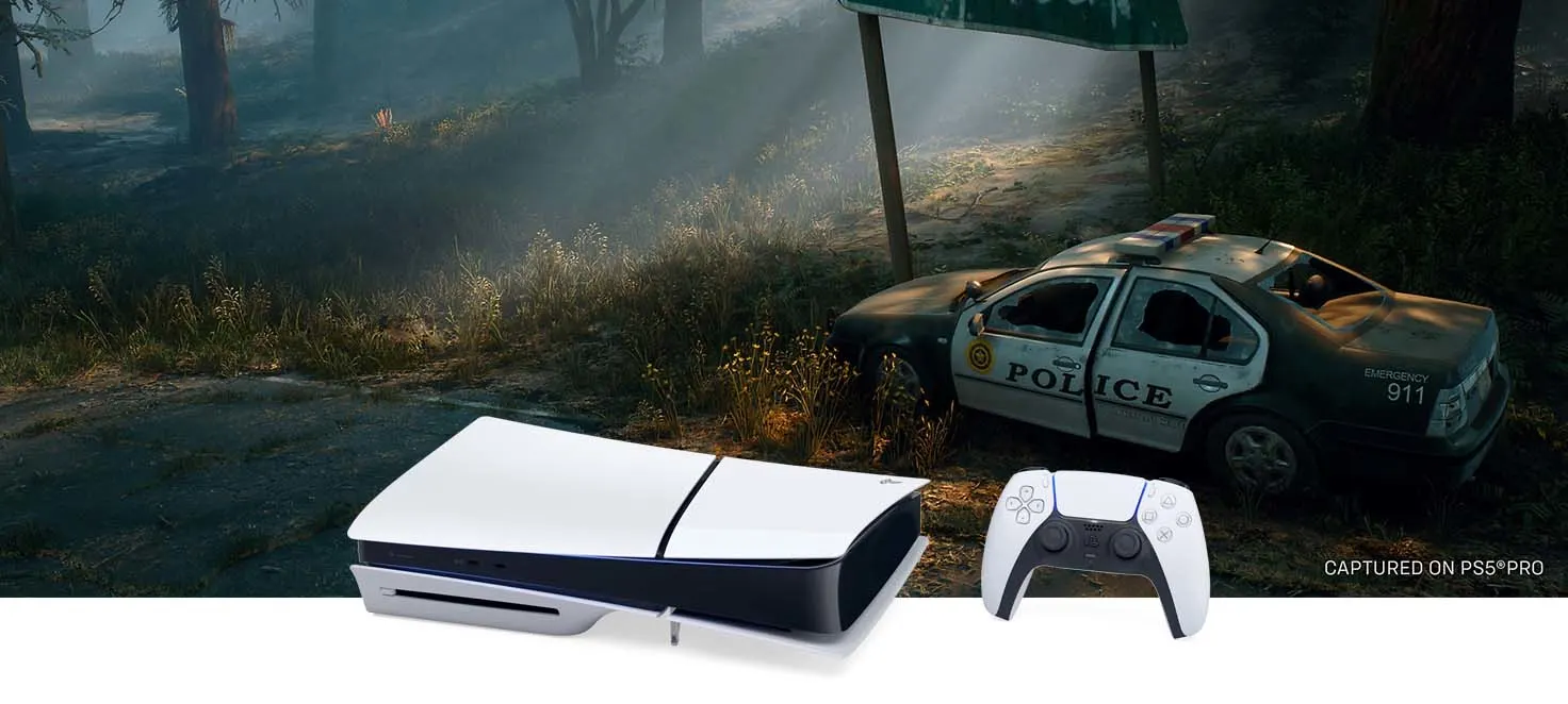 Na pierwszym planie konsola i kontroler PS5. W tle rozbity radiowóz na tle leśnego krajobrazu.