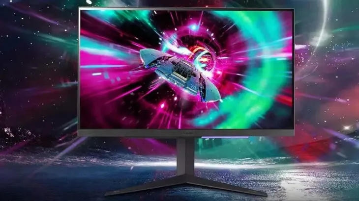 Ekran komputera pokazuje animację statku kosmicznego w tunelu z różowymi i zielonymi światłami. Tło jest ciemne, z gwiazdami.