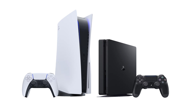 Na białym tle widać konsole PlayStation 5 i PlayStation 4 oraz dwa kontrolery.