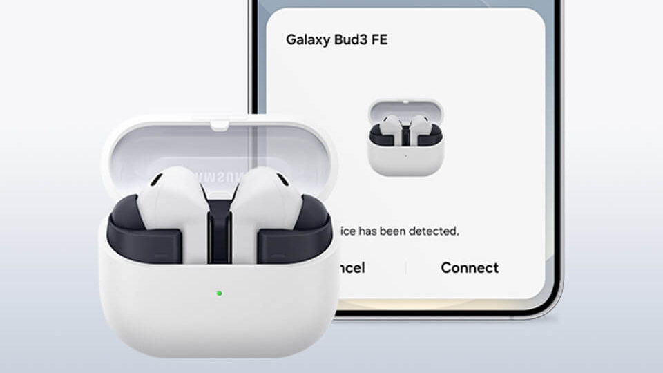 Białe słuchawki Galaxy Buds3 FE w trybie parowania ze smartfonem, ekran w tle.