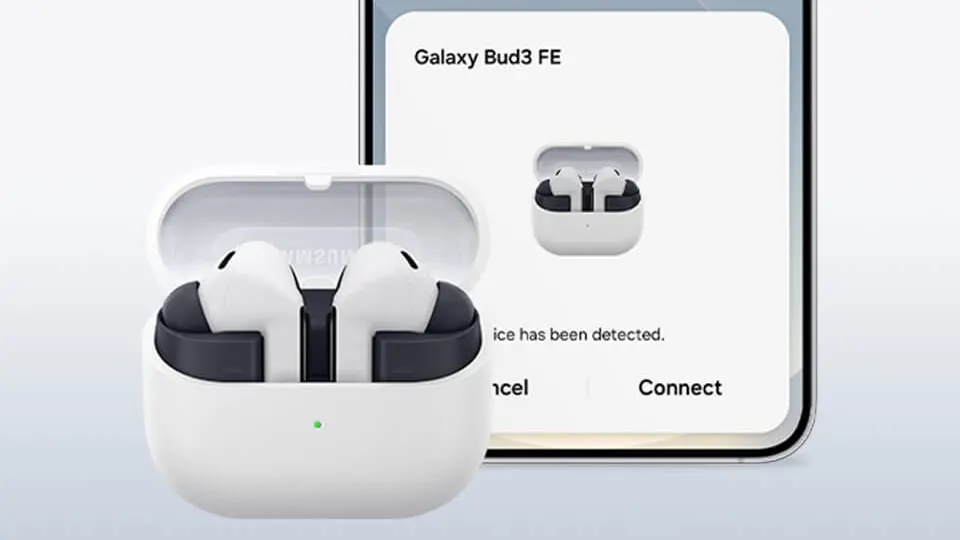Białe słuchawki Galaxy Buds3 FE w trybie parowania ze smartfonem, ekran w tle.