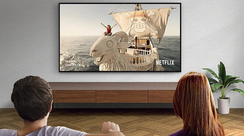 Para oglądająca telewizję w salonie