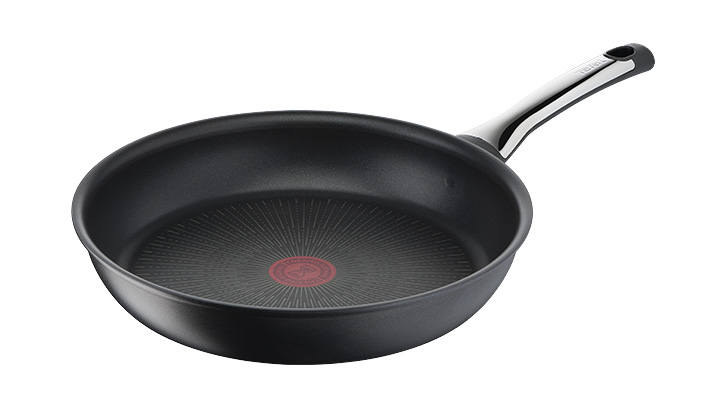 Czarna patelnia z szarym uchwytem na białym tle. Wewnątrz patelni czerwone koło z promieniami.
