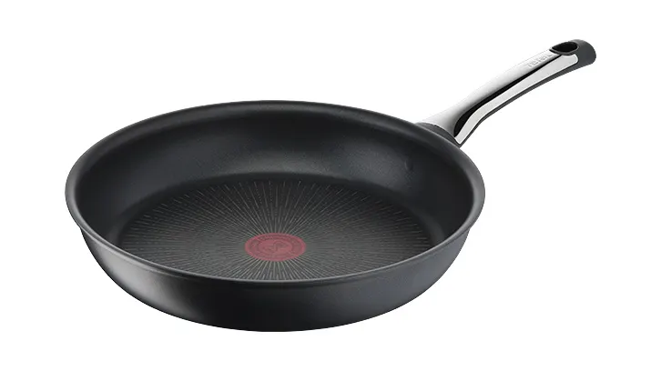 Czarna patelnia z szarym uchwytem na białym tle. Wewnątrz patelni czerwone koło z promieniami.