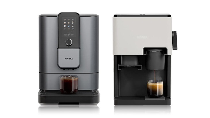 Dwa ekspresy do kawy: szary ekspres Nivona z panelem dotykowym i biało-czarny ekspres, oba z kawą w szklankach.