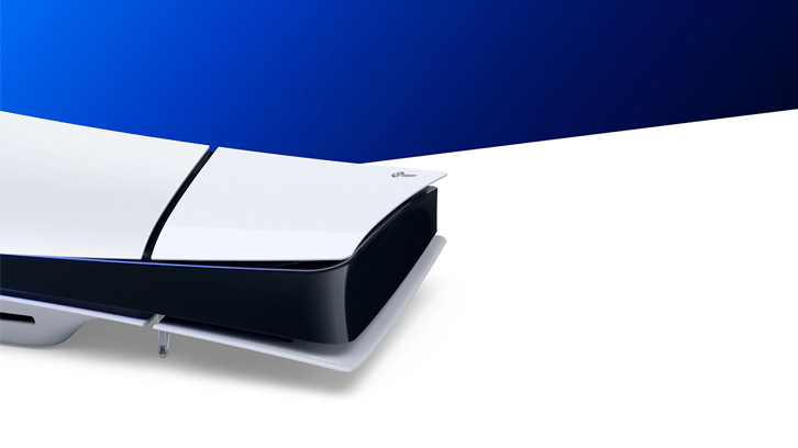 Biało-czarna konsola do gier na białej podstawce, z niebieskim tłem w górnej części kadru.