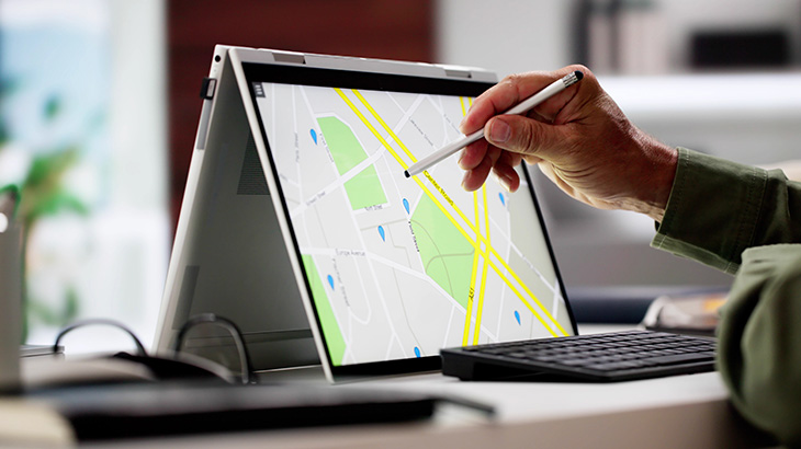Laptop z dotykowym ekranem, na którym widnieją mapy internetowe