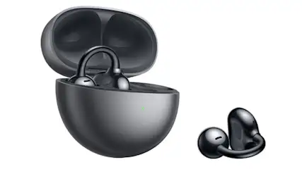 Na białym tle widoczne są czarne słuchawki bezprzewodowe i otwarte etui do ładowania słuchawek.