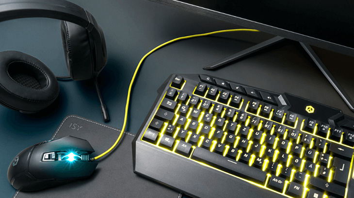 Czarny zestaw gamingowy na biurku: słuchawki, podkładka, mysz z niebieskim światłem i podświetlana na żółto klawiatura.