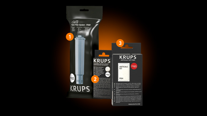 Na czarnym tle widoczne są trzy opakowania produktów Krups: filtr do wody w folii, zestaw do czyszczenia i odkamieniacz w pudełkach.