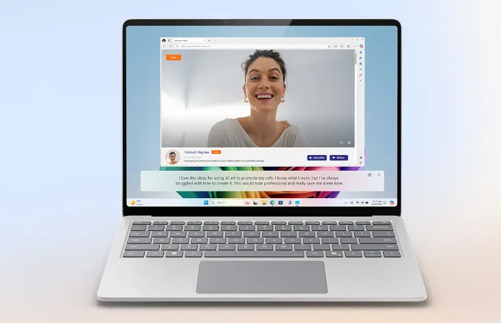 Laptop wyświetla okno z transmisją wideo. Widoczna kobieta uśmiecha się. Pod spodem okna widać komentarze. Klawiatura laptopa jest szara.