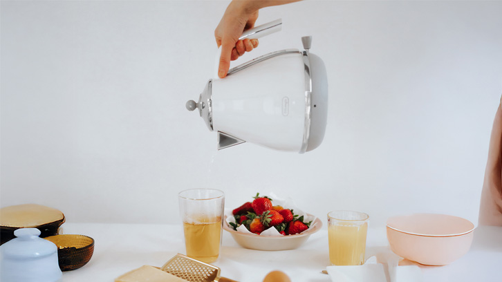 Gorąca woda nalewana z czajnika do szklanki