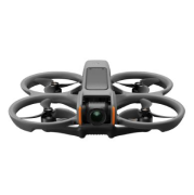 Szary dron z czterema śmigłami i pomarańczowymi akcentami na białym tle, widziany z przodu, centralnie umieszczony.