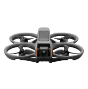 Szary dron z czterema śmigłami i pomarańczowymi akcentami na białym tle, widziany z przodu, centralnie umieszczony.